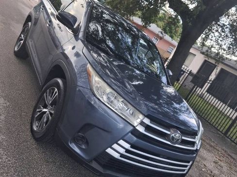 Used 2019 Toyota Highlander LE FWD image 1