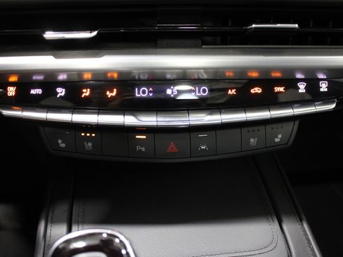 Used 2024 Cadillac XT4 Premium Luxury AWD/4WD image 19