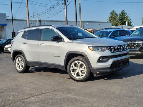 Used 2024 Jeep Compass Latitude AWD/4WD image 1