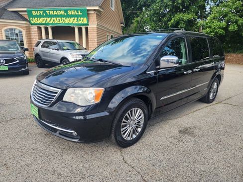 Used 2014 Chrysler Town & Country Touring-L w/ Driver Convenience Group image 1