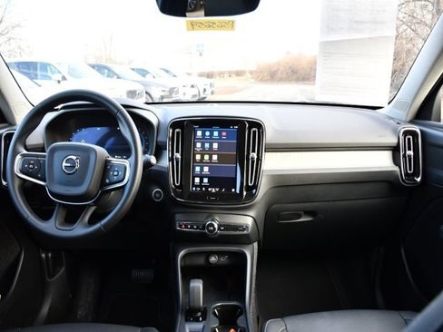 Used 2025 Volvo XC40 B5 Core image 16