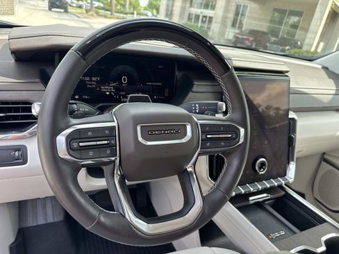 Used 2025 GMC Acadia Denali w/ Super Cruise Package FWD image 16