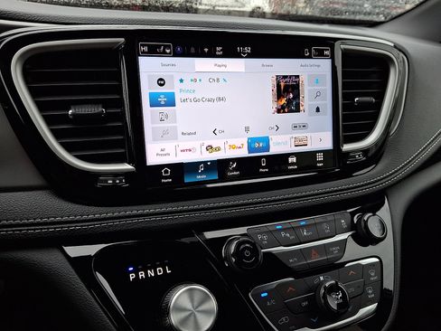 Used 2025 Chrysler Pacifica Select image 17