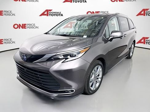 Certified 2023 Toyota Sienna Platinum image 3