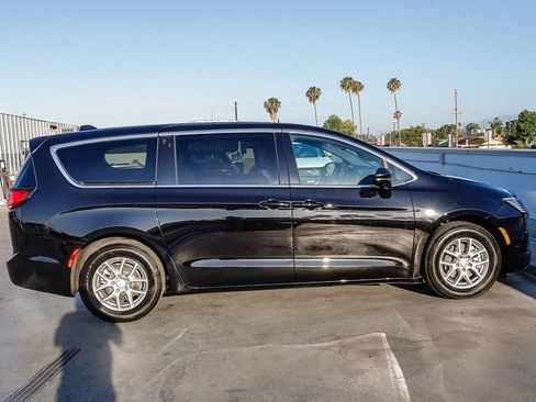 New 2027 Chrysler Pacifica Select FWD image 13