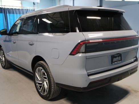 New 2025 Lincoln Navigator Reserve AWD/4WD image 33