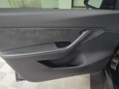 Used 2021 Tesla Model Y Long Range image 10