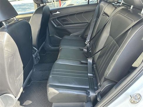 Certified 2022 Volkswagen Tiguan SE w/ Panoramic Sunroof Package image 9