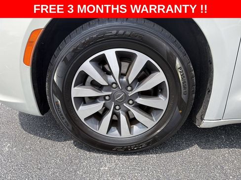 Used 2021 Chrysler Pacifica Touring-L FWD image 33