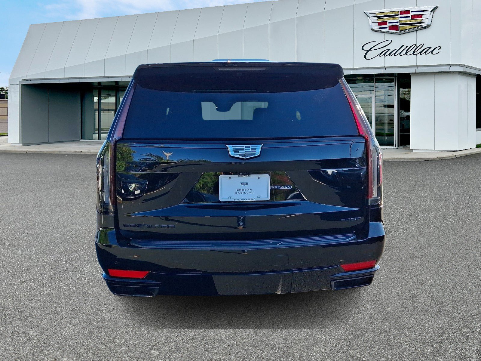 Used 2024 Cadillac Escalade ESV Sport w/ LPO, ONYX Package AWD/4WD image 5