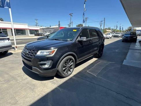 Used 2017 Ford Explorer XLT w/ Equipment Group 202A FWD image 3