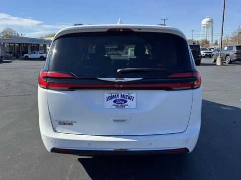 Used 2022 Chrysler Pacifica Touring-L image 25