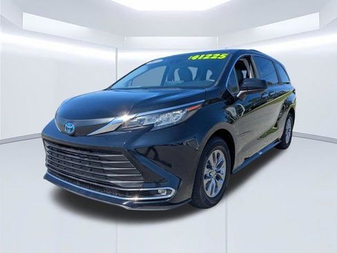 Used 2023 Toyota Sienna XLE FWD image 8