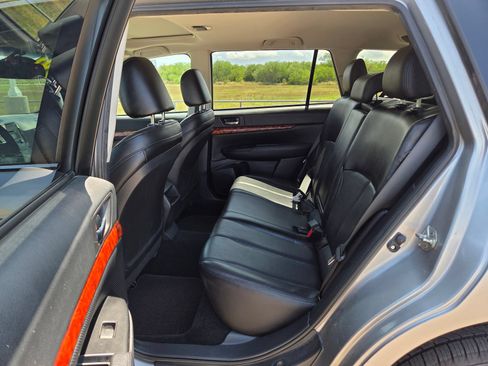 Used 2010 Subaru Outback 2.5i Limited AWD/4WD image 14