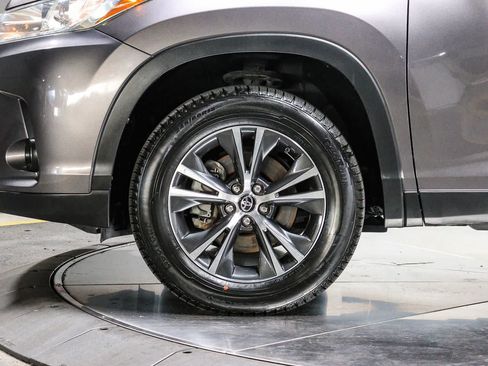 Certified 2019 Toyota Highlander Plus w/ Carpet Mat Package (TMS) FWD image 10