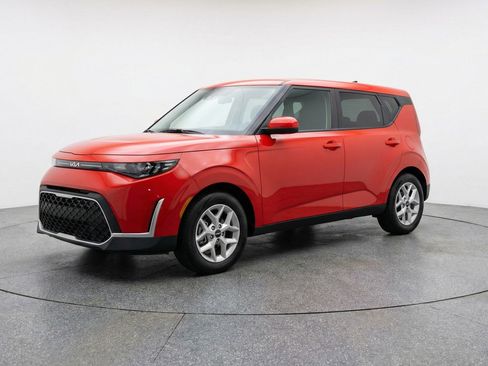 Used 2025 Kia Soul LX w/ LX Technology Package FWD image 3