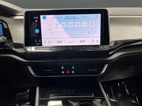 Used 2025 Volkswagen Atlas Cross Sport SE w/ Panoramic Sunroof Package image 9