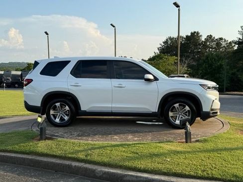 Used 2025 Honda Pilot EX-L image 8