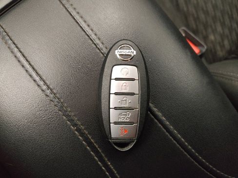 Used 2019 Nissan Rogue SV image 32