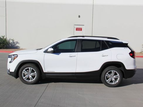 Used 2024 GMC Terrain SLE w/ Driver Convenience Package image 8