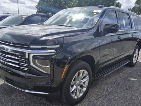 Used 2025 Chevrolet Suburban Premier AWD/4WD image 3