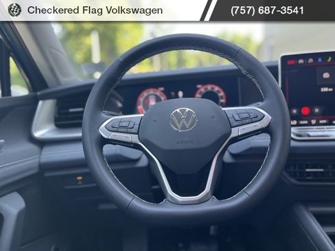 New 2025 Volkswagen Tiguan SE image 31
