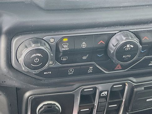 Used 2023 Jeep Gladiator Willys AWD/4WD image 19