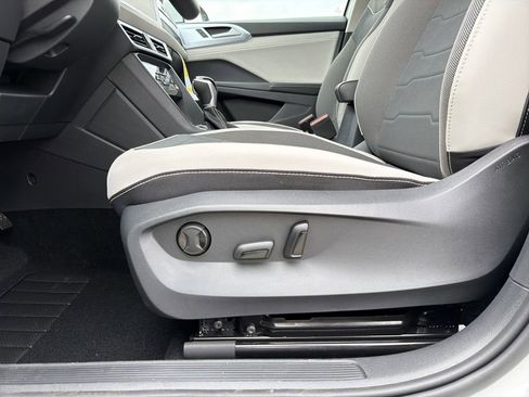 New 2026 Volkswagen Taos SE FWD image 21