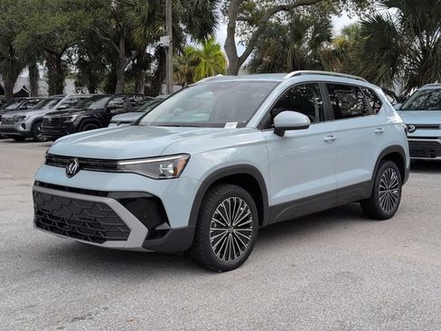 Used 2025 Volkswagen Taos SE image 4