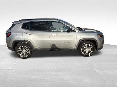 Used 2022 Jeep Compass Latitude w/ Sun and Sound Group AWD/4WD image 2