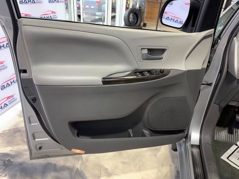 Used 2017 Toyota Sienna XLE w/ XLE Navigation Package AWD/4WD image 35