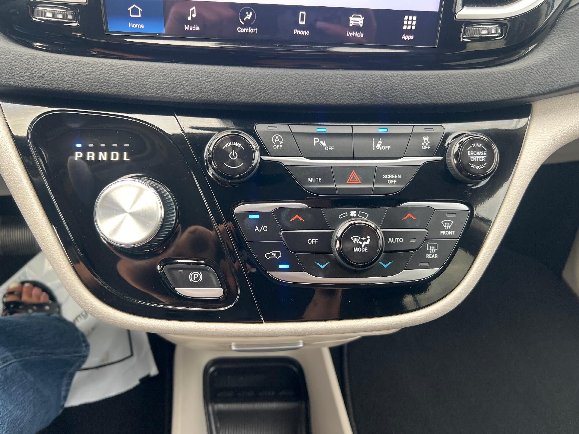 Used 2024 Chrysler Pacifica Touring-L FWD image 18