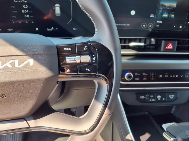 New 2027 Kia Carnival SX w/ Dark Edition Package FWD image 10