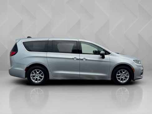 Used 2023 Chrysler Pacifica Touring-L FWD image 4