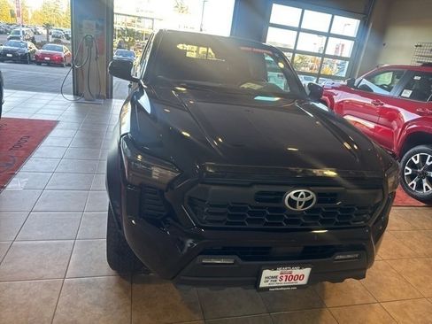 Used 2024 Toyota Tacoma TRD Off-Road w/ TRD Off Road Upgrade Package image 3