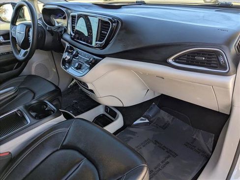 Used 2024 Chrysler Pacifica Touring-L image 28