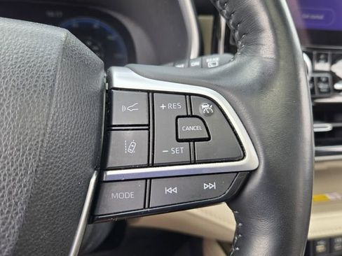Used 2023 Toyota Highlander Limited FWD image 25