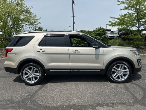 Used 2017 Ford Explorer XLT w/ Equipment Group 202A AWD/4WD image 9