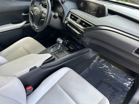 Used 2019 Lexus UX 200 w/ Premium Package image 18