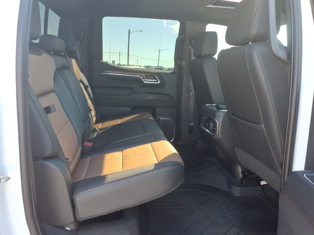 Used 2023 Chevrolet Silverado 1500 High Country w/ High Country Premium Package AWD/4WD image 13