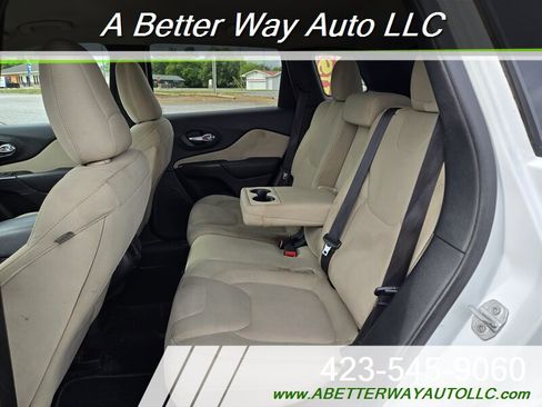 Used 2016 Jeep Cherokee Latitude FWD image 8