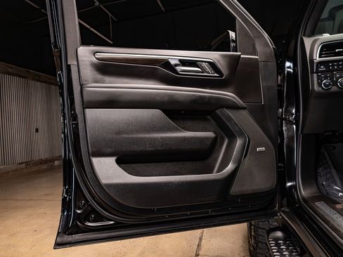 Used 2025 Chevrolet Suburban Z71 w/ Comfort Package image 30