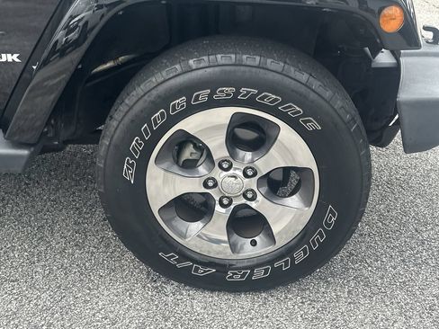 Used 2018 Jeep Wrangler Sahara w/ Connectivity Group AWD/4WD image 13
