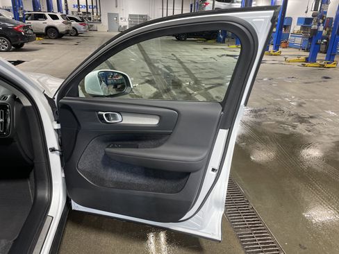 Used 2025 Volvo XC40 B5 Core image 17