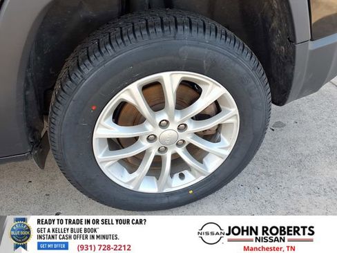 Used 2020 Jeep Cherokee Latitude w/ Mopar Interior Package image 23