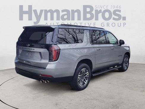 Used 2025 Chevrolet Suburban Z71 image 3