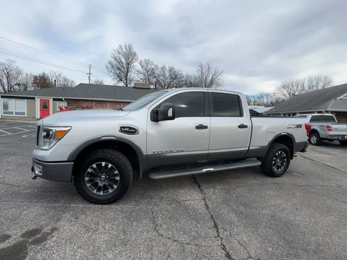 Used 2018 Nissan Titan PRO-4X image 4