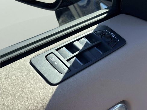 Used 2017 Land Rover Discovery Sport HSE image 17