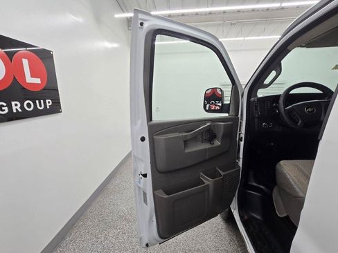 Used 2017 Chevrolet Express 2500 Extended RWD image 24