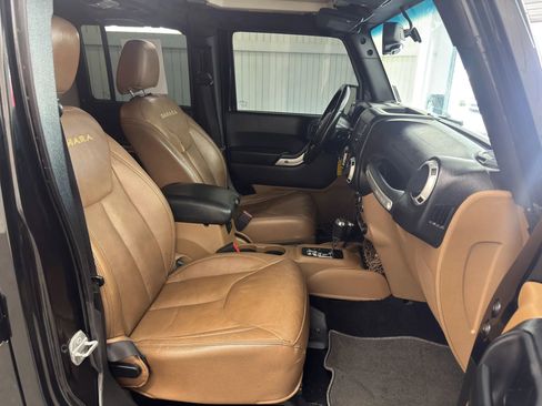 Used 2015 Jeep Wrangler Unlimited Sahara w/ Connectivity Group image 10
